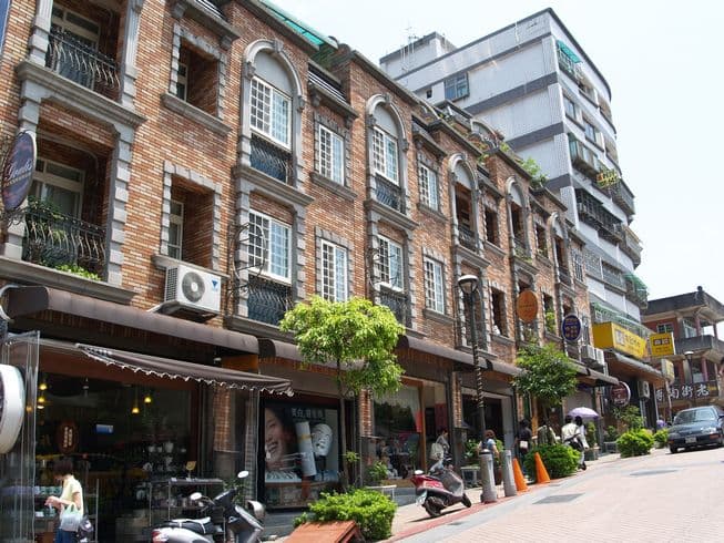 鶯歌陶瓷老街的步行街景與沿街店屋